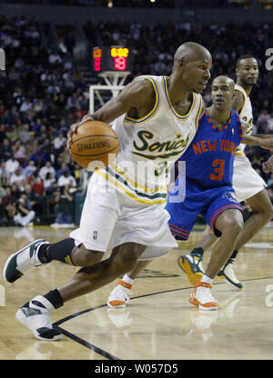 Seattle Supersonics" Ray Allen (34) Laufwerke an den Korb Vergangenheit New York Nets" Stephon Marbury im zweiten Quartal in der Key Arena in Seattle am 6. Dezember 2005. (UPI Foto/Jim Bryant) Stockfoto