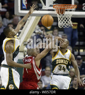 Houston Rockets' David Wesley, Mitte, hat seine layup Versuch von Seattle Supersonics" Ray Allen blockiert, rechts, im ersten Quartal in der Key Arena in Seattle am 15. Dezember 2005. Auch die Verteidigung ist Supersonics Rashard Lewis, Links. (UPI Foto/Jim Bryant) Stockfoto