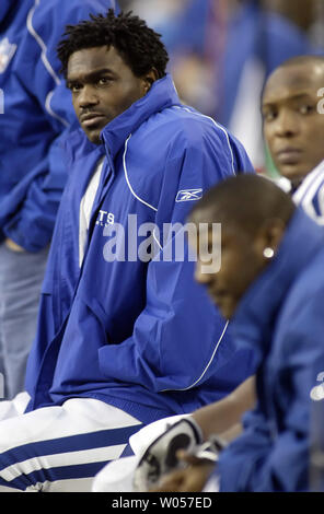 Indianapolis Colts Edgerrin James zurück laufen, Links, sitzt auf der Bank gegen die Seattle Seahawks in Seattle am 24. Dezember 2005. James hetzte für nur 14 Yards für die Colts 13-28 Verlust zu den Seahawks. (UPI Foto/Jim Bryant) Stockfoto