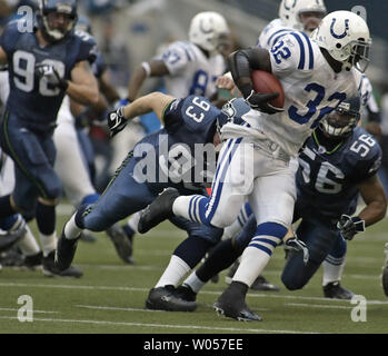 Indianapolis Colts zurück laufen Edgerrin James (32) versucht, die Ecke gegen Seattle Seahawk Verteidiger Craig Terrill (93) und Leroy Hill (56) in Seattle, 24. Dezember 2005 zu drehen. James hetzte für 14 Yards für die Colts Verlust 13-24 zu den Seahawks. (UPI Foto/Jim Bryant) Stockfoto