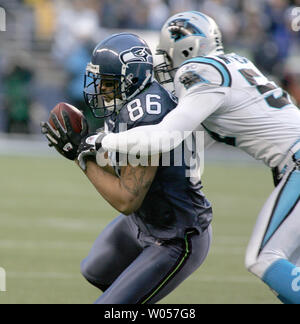Seattle Seahawks Jerramy Stevens (86) Fänge ein Matt Hasselbeck Pass für 13 Yards als Carolina Leoparden wird Witherspoon im ersten Quartal des NFC-Meisterschaft in der Qwest Field in Seattle verteidigt am 22. Januar 2006. (UPI Foto/Terry Schmitt) Stockfoto