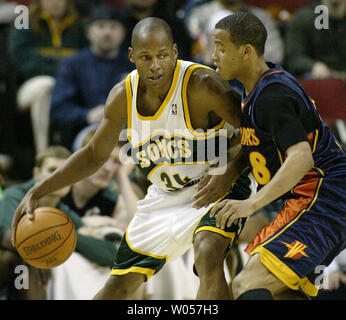 Seattle Supersonics" Ray Allen (34) bewegt sich gegen die Golden State Warriors' Monta Ellis im zweiten Quartal in der Key Arena in Seattle am 1. Februar 2006. (UPI Foto/Jim Bryant) Stockfoto