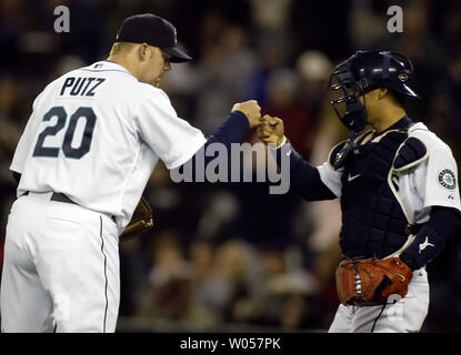 Seattle Mariners' catcher Kenji Johjima, rechts, Beulen Fäuste mit schließen Krug J.J. Putz, nachdem er aus drei geraden Oakland Athletics zerschlägt im neunten Inning schlug zu bewahren Ein 6-2 in Seattle am 6. April 2006 zu gewinnen. (UPI Foto/Jim Bryant) Stockfoto