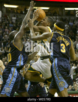 Seattle Supersonics" Ray Allen, Mitte, wird von Reggie Evans Denver Nuggets" verschmutzt, Links, im vierten Quartal in der Key Arena in Seattle am 19. April 2006. Allen zählte 27 Punkte in Seattle's 109-98 Gewinn über den Nuggets. Auch die Verteidigung auf dem Spiel Nuggets" DerMarr Johnson. (UPI Foto/Jim Bryant) Stockfoto