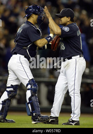 Closing pitcher Eddie Seattle Mariners' Guardado, rechts, gratuliert der Catcher Kenji Johjima nach Erhalt eines 8-6 Gewinn über den Baltimore Orioles in Seattle am 22. Mai 2006. (UPI Foto/Jim Bryant) Stockfoto
