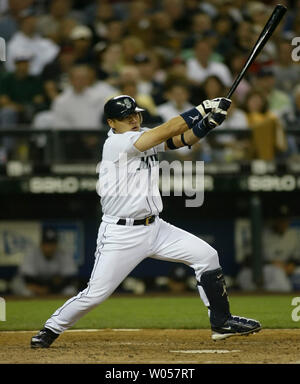 Kenji Seattle Mariners' Johjima Uhren sein einzelnes rechts Feld in das sechste Inning in Seattle am 24. August 2006. (UPI Foto/Jim Bryant) Stockfoto