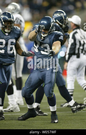 Seattle Seahawks defensiver Craig Terrill feiert seinen Sack auf der Oakland Raiders quarterback Andrew Walter im zweiten Quartal in der Qwest Field in Seattle am 6. November 2006. Die Seahawks defensive Maßeinheit sacked Walter 10 mal in Ihren 16-0 über den Räubern zu gewinnen. (UPI Foto/Jim Bryant) Stockfoto