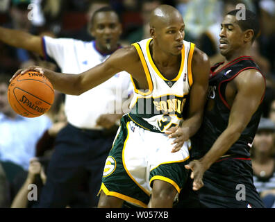 Seattle Supersonics" Ray Allen, Links, versucht um Philadelphia 76ers' Kevin Ollie in der vierten Periode in der Key Arena in Seattle, 15. November 2006 zu fahren. Allen zählte 22 Punkte in der Sonics 90-96 Verlust zu den 76ers. (UPI Foto/Jim Bryant) Stockfoto