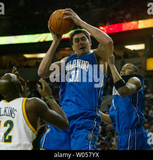 Orlando Magics" Darko Milicic, Mitte, von Serbien & Montenegro schleppt sich ein Rebound vor Seattle Supersonics" Damien Wilkins, links, in der zweiten Periode in der Key Arena in Seattle, 29. November 2006. Teamkollege Tony Battie, rechts, hilft heraus. (UPI Foto/Jim Bryant) Stockfoto