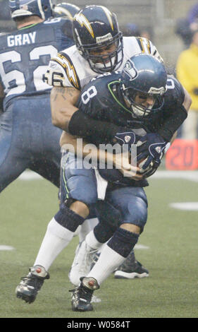 Seattle Seahawks Quarterback Matt Hasselbeck durch San Diego Chargers linebacker Shawne Merriman im ersten Quartal zum 24. Dezember 2006 entlassen wird in Seattle. (UPI Foto/Jim Bryant) Stockfoto