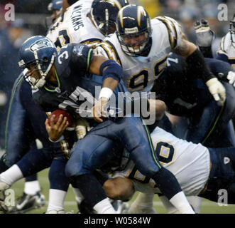 Seattle Seahawks zurück läuft Shaun Alexander ist nach einem 3 Yard durch San Diego Chargers linebacker Shawne Merriman im ersten Quartal zum 24. Dezember 2006 in Seattle gebracht. (UPI Foto/Jim Bryant) Stockfoto