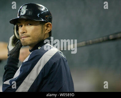 Seattle Mariners' Ichiro Suzuki von Japan schwingt den Schläger während der pregame Warm ups im Safeco Field von Seattle am 27. April 2007. (UPI Foto/Jim Bryant) Stockfoto