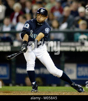 Seattle Mariners Ichiro Suzuki von Japan nimmt eine harte Schwingen gegen die Kansas City Royals im dritten Inning im Safeco Field von Seattle am 27. April 2007. Suzuki, erste geerdet. (UPI Foto/Jim Bryant) Stockfoto