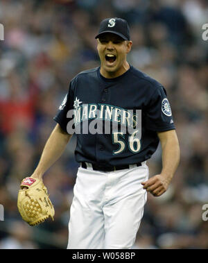 Seattle Mariners' Krug Jarrod Washburn reagiert auf Streichung von New York Yankees' Robinson Cano im zweiten Inning im Safeco Field von Seattle am 11. Mai 2007. (UPI Foto/Jim Bryant) Stockfoto