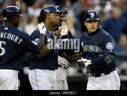 Kenji Seattle Mariners' Johjima von Japan, rechts, ist zu Hause Platte met von Adrian Beltre, Zentrum und Yuniesky Betancourt, Links, nach dem schlagen zwei - lassen Sie Homer zum linken Feld gegen die New York Yankees im vierten Inning im Safeco Field von Seattle am 11. Mai 2007. (UPI Foto/Jim Bryant) Stockfoto