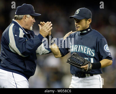 Seattle Mariners' Manager Mike Hargrove (L) gratuliert Ichiro Suzuki von Japan nach der Seemänner, die New York Yankees 3-0 im Safeco Field von Seattle am 11. Mai 2007 schlagen. (UPI Foto/Jim Bryant) Stockfoto