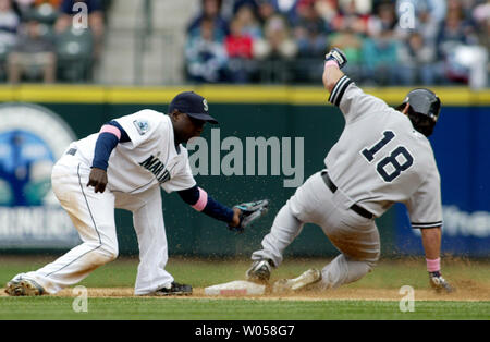 New York Yankees' Johnny Damon, rechts, stiehlt die zweite Basis als Seattle Mariners' shortstop Yuniesky Betancourt versucht, den Tag im sechsten Inning im Safeco Field von Seattle am 13. Mai 2007 zu machen. (UPI Foto/Jim Bryant) Stockfoto