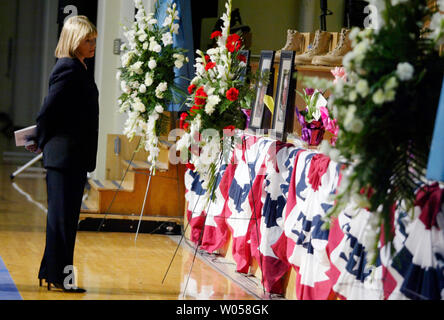 Ein Familienmitglied eines der verstorbenen Soldaten betrachtet ein Foto Sammlung der gefallenen Soldaten vor dem Memorial Services bei Ft gehalten. Lewis, Washington am 15. Mai 2007. Nach Angaben des Verteidigungsministeriums, die sechs Ft. Lewis Soldaten starben 6. Mai in Baqubah, Irak, von Wunden bei einer improvisierten explosiven detoniert ihr Fahrzeug während der Kampfhandlungen zu entwickeln. (UPI Foto/Jim Bryant) Stockfoto