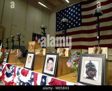 Einzelnen Gedenkstätten für sechs Soldaten, (R-L) SSG Vincent Romeo, CPL Michael A. Purcel, SGT Joe Lewis, Sgt Jason R. Harkins, CPL, Anthony M. Bradshaw, CPL Matthew L. Alexander sind auf dem Display mit Fotos, Stiefel, Gewehre, Dog Tags und Helme während des Memorial Services bei Ft gehalten. Lewis, Washington am 15. Mai 2007. Nach Angaben des Verteidigungsministeriums, die sechs Ft. Lewis Soldaten starben 6. Mai in Baqubah, Irak, von Wunden bei einer improvisierten explosiven detoniert ihr Fahrzeug während der Kampfhandlungen zu entwickeln. (UPI Foto/Jim Bryant) Stockfoto