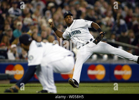 Krug Felix Seattle Mariners' Hernandez (L) Enten, während dritte Basisspieler Adrian Beltre macht eine erste Basis für eine im ersten Inning gegen die San Diego Padres im Safeco Field von Seattle am 20. Mai 2007 werfen. Marcus Padres" Giles (nicht abgebildet) schlug einen grounder zu Beltre, die den ersten werfen. Die Padres schlagen die Seemänner 2-1. (UPI Foto/Jim Bryant) Stockfoto