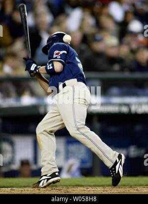 San Diego Padres' Marcus Giles wird von einer Tonhöhe von Seattle Mariners' Sean White im achten Inning geworfen im Safeco Field von Seattle am 20. Mai 2007 getroffen. Die Padres schlagen die Seemänner 2-1. (UPI Foto/Jim Bryant) Stockfoto