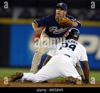 San Diego Padres' zweite Basisspieler Marcus Giles zieht sich zurück aus der Tasche nach tagging Seattle Mariners' Adrian Beltren (29) im zweiten Inning im Safeco Field von Seattle am 20. Mai 2007. Die Padres schlagen die Seemänner 2-1. (UPI Foto/Jim Bryant) Stockfoto