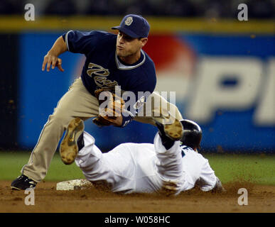 Nach dem Fangen das Werfen von San Diego Padres' catcher Josh Bard, zweiter Basisspieler Marcus Giles wird fertig aus Seattle Mariners' Adrian Beltren im zweiten Inning im Safeco Field von Seattle zu kennzeichnen. Am 20. Mai 2007. Die Padres schlagen die Seemänner 2-1. (UPI Foto/Jim Bryant) Stockfoto