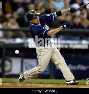 San Diego Padres' Marcus Giles Schaukeln und vermisst auf einer Tonhöhe von Seattle Mariners' Felix Hernandez im vierten Inning im Safeco Field von Seattle am 20. Mai 2007. Die Padres schlagen die Seemänner 2-1. (UPI Foto/Jim Bryant) Stockfoto