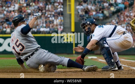 Detroit Tiger' Brandon Inge (L) wird von Seattle Mariners' Kenji Johjima von Japan im dritten Inning im Safeco Field von Seattle Schlagwörter am 14. Juli 2007. Inge versuchte, Kerbe auf Marcus Thames zu Fliege Kugel zum rechten Feld und wurde von den Seemännern Jose Guillen geworfen. Die Seemänner schlugen die Tiger 6-4. (UPI Foto/Jim Bryant) Stockfoto