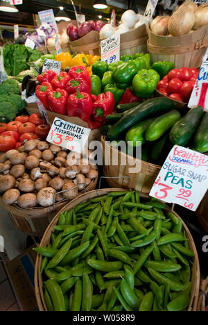 Bunte produzieren Displays Käufer einer der Stände am Pike Place Market in Seattle am 17. August 2007 zu locken. Zehntausende stellte sich heraus, dass sich an der 100-Jahr-Feier der Pike Place Market. Seit über einem Jahrhundert ist die Pike Place Market, eine Stadt Institution geworden und eine nationale Attraktion, die mehr als eine Million Touristen pro Jahr. (UPI Foto/Jim Bryant) Stockfoto