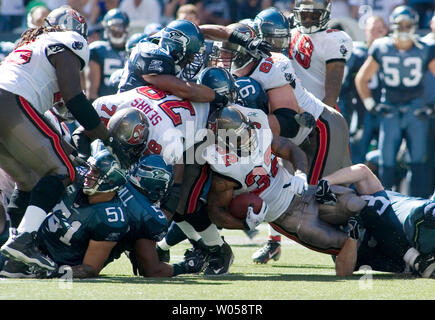Tampa Bay Buccaneers zurück laufen Michael Pittman (32) Seattle Seahawks Defensive angegangen ist Craig Terrell (R) im dritten Quartal in der Qwest Field in Seattle am 9. September 2007. Die Seahawks schlagen die Piratenschiffe 20-6 in ihren Saisonauftakt. (UPI Foto/Jim Bryant) Stockfoto