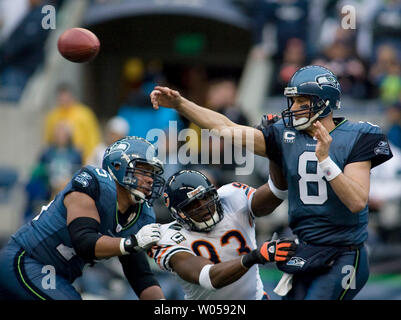 Seattle Seahawks' quarterback Matt Hasselbeck (R) fließt unter Druck von den Chicago Bears' defensive Ende Adewale Ogunleye (C) wie Seahawk ist Sean Locklear Bausteine im ersten Quartal in der Qwest Field in Seattle am 18. November 2007. (UPI Foto/Jim Bryant). Stockfoto