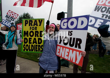 Westboro Baptist Church Mitglieder Protest der Beerdigung von Sgt. 1. Klasse Johnny Wände in Port Orchard, Washington am 30. November 2007. Die westboro Baptisten Kirche von Topeka, erlangte Bekanntheit durch die Demonstration der militärischen Begräbnissen über dem Land, die behaupten Gott ist Tötung Truppen im Irak und in Afghanistan die Vereinigten Staaten für die Duldung der Homosexualität zu bestrafen. Wände starb am 2. November von Wunden litt, wenn die Aufständischen seine Einheit mit Waffen Feuer angegriffen und in Afghanistan dienen. (UPI Foto/Jim Bryant). Stockfoto