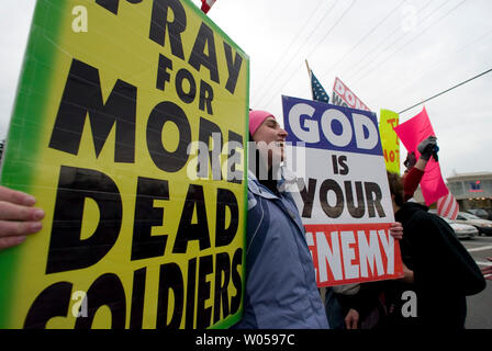 Mitglieder der Westboro Baptist Church Protest der Beerdigung von Sgt. 1. Klasse Johnny Wände in Port Orchard, Washington am 30. November 2007. Die westboro Baptisten Kirche von Topeka, erlangte Bekanntheit durch die Demonstration der militärischen Begräbnissen über dem Land, die behaupten Gott ist Tötung Truppen im Irak und in Afghanistan die Vereinigten Staaten für die Duldung der Homosexualität zu bestrafen. Wände starb am 2. November von Wunden litt, wenn die Aufständischen seine Einheit mit Waffen Feuer angegriffen und in Afghanistan dienen. (UPI Foto/Jim Bryant). Stockfoto