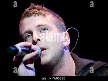 Ryan Tedder von OneRepublic führt 'Apolgize' während des 10. jährlichen Jingle Bell Bash auf dem Tacoma Dome in Tacoma, Washington am 4. Dezember 2007. (UPI Foto/Jim Bryant). Stockfoto