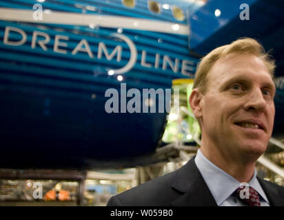 Patrick Shanahan, Vice President/General Manager des 787-Programms wird von den Medien während der Boeing 787 Dreamliner Media Day bei kommerziellen Fluggesellschaften Factory am 19. Mai befragt, 2008 in Everett, Washington. Der Dreamliner wird in den 42 Hektar großen Fabrikhalle gebaut. (UPI Foto/Jim Bryant) Stockfoto