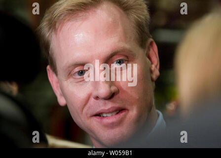 Patrick Shanahan, Vice President/General Manager des 787-Programms spricht zu den Medien während der Boeing 787 Dreamliner Media Day bei kommerziellen Fluggesellschaften Factory am 19. Mai in Everett, Washington 2008. Der Dreamliner wird in den 42 Hektar großen Fabrikhalle gebaut. (UPI Foto/Jim Bryant) Stockfoto