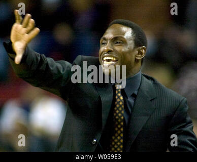 Dallas Mavericks' Head Coach Avery Johnson sendet in einer defensiven Spiel gegen Seattle SuperSonics" in der zweiten Hälfte in der Key Arena in Seattle am 11. Januar 2008. Die Mavericks schlagen die SuperSonics 90-70. (UPI Foto/Jim Bryant). Stockfoto