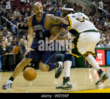 Utah Jazz' Carlos Boozer (L) Laufwerke an den Korb hinter Seattle SuperSonics' Chris Wilcox in der zweiten Hälfte in der Key Arena in Seattle am 13. Februar 2008. Bozer führte alle scorers mit 222 Punkten im Jazz 112-93 Gewinn über die SuperSonics. (UPI Foto/Jim Bryant) Stockfoto