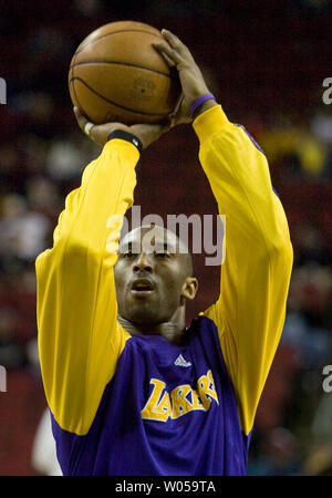 'LA Lakers Kobe Bryant Praktiken freien Throwschießen vor dem Spiel gegen die Seattle SuperSonics in der Key Arena in Seattle am 24. Februar 2008. (UPI Foto/Jim Bryant) Stockfoto