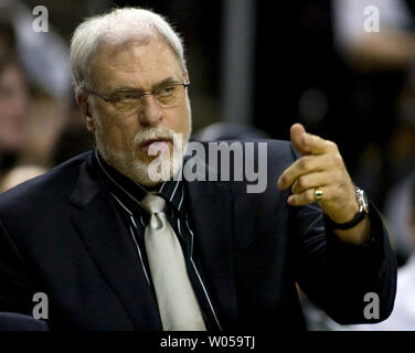 LA Lakers' Head Coach Phil Jackson beauftragt einen seiner Spieler in ihrem Spiel gegen die Seattle SuperSonics in der ersten Hälfte in der Key Arena in Seattle am 24. Februar 2008. Die Lakers schlagen die SuperSonics. 111-91 (UPI Foto/Jim Bryant) Stockfoto