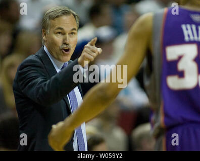 Phoenix Suns' Head Coach Mike D'Antoni macht einen Punkt zu Grant Hill in ihrem Spiel gegen die Seattle SuperSonics in der zweiten Hälfte in der Key Arena in Seattle am 19. März 2008. Die Suns schlagen die SuperSonics 110 bis 98. (UPI Foto/Jim Bryant) Stockfoto