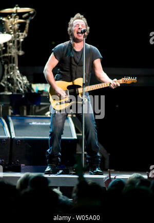 Bruce Springsteen und die E Street Band 'Nacht' von seiner Magie Album in der Key Arena in Seattle am 29. März 2008. Die Band ist mit 55 Terminen, die über Nordamerika und Europa. (UPI Foto/Jim Bryant) Stockfoto