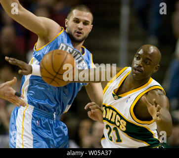 Seattle SuperSonics" Damien Wilkins, rechts, Reichweiten für einen Pass, während Sie von den Denver Nuggets" Linas Kleiza bewacht, links, in der ersten Hälfte in der Key Arena in Seattle am 6. April 2008. Wilkins zählte 11 Punkte in der SuperSonics 151-147 Gewinn über den Nuggets. (UPI Foto/Jim Bryant) Stockfoto