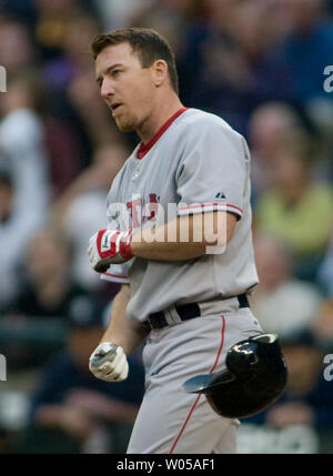 Boston Red Sox' J.D. zeichnete wirft seinen Helm nach von Seattle Mariners' Felix Hernandez im zweiten Inning angeschlagen wird im Safeco Field von Seattle, 26. Mai 2008. Die Red Sox beat die Seemänner 5-3. (UPI Foto/Jim Bryant) Stockfoto