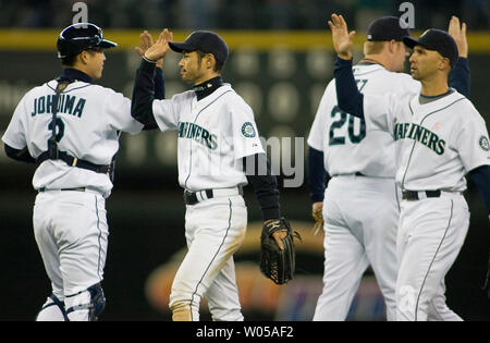 Seattle Mariners Mittelfeldspieler Ichiro Suzuki (C) High Fives catcher Kenji Johjima (L), nachdem Sie die White Sox 6-3 im Safeco Field von Seattle April 11, 2008 Beat. Bis kommenden hinter Suzuki ist rechter Feldspieler Raul Ibanez. (UPI Foto/Jim Bryant) Stockfoto
