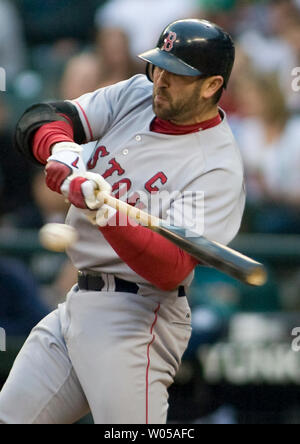 Boston Red Sox' Jason Varitek hits a fly Ball zu Seattle Mariners Mittelfeldspieler Ichiro Suzuki, Japan, im fünften Inning im Safeco Field von Seattle, 26. Mai 2008. Die Red Sox beat die Seemänner 5-3. (UPI Foto/Jim Bryant) Stockfoto