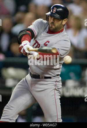 Boston Red Sox' Jason Varitek schwingt an einer Steigung von Seattle Mariners' Felix Hernandez in den acht Inning geworfen im Safeco Field von Seattle, 26. Mai 2008. Die Red Sox beat die Seemänner 5-3. (UPI Foto/Jim Bryant) Stockfoto