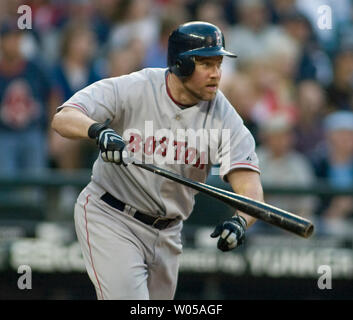 Boston Red Sox' Sean Casey Uhren Seattle Mariners' Wladimir Balentien seinem Pop fliegen im zweiten Inning im Safeco Field von Seattle 27. Mai 2008. Die Seattle Mariners schlagen die Boston Red Sox 4-3 eine Jahreszeit - hohe sieben - Schlusser Streifen zu beenden. (UPI Foto/Jim Bryant) Stockfoto