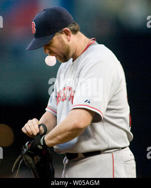 Boston Red Sox first baseman Sean Casey bläst eine Blase in einem Spiel gegen die Seattle Mariners im fünften Inning im Safeco Field von Seattle 27. Mai 2008. Die Seattle Mariners schlagen die Boston Red Sox 4-3 eine Jahreszeit - hohe sieben - Schlusser Streifen zu beenden. (UPI Foto/Jim Bryant) Stockfoto